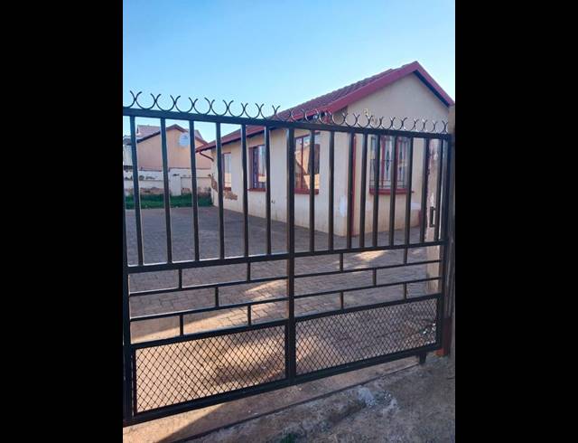 3 BEDROOM HOUSE FOR SALE IN CLAYVILLE